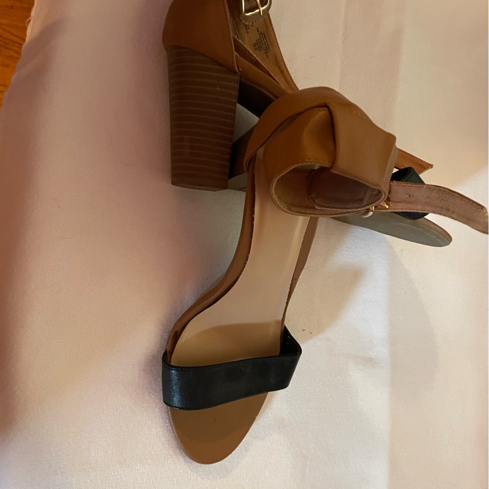 Woman’s heeled sandals.          159